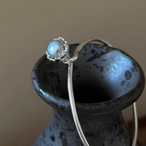 Eleganter S925 Sterlingsilber Armreif mit rundem Mondstein und blauem Glanz-Effekt