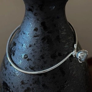 Minimalistisches Armband aus S925 Sterlingsilber mit einer eleganten grauen Perle verziert