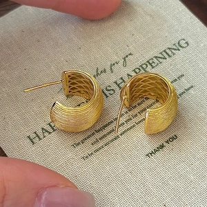 Minimalist C-shaped gold-plated S925 silver hoop earrings with horizontal texture