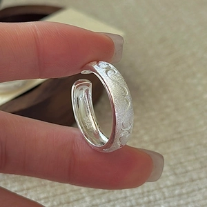 Adjustable S925 sterling silver ring with frosted finish and embossed heart patterns