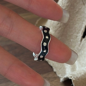 Vintage wavy S925 sterling silver ring with black enamel and zircon stones for women