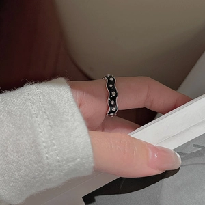 Chic S925 silver wavy ring with black enamel finish and metallic dots for women