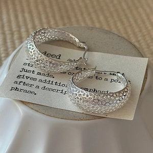 Créoles minimalistes en argent sterling S925 avec un design en maille polie et évidée