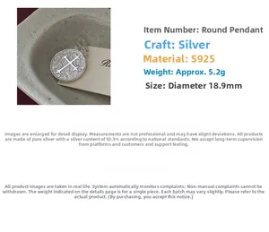 Vue détaillée du pendentif croix en argent sterling S925 avec diamètre de 18,9 mm