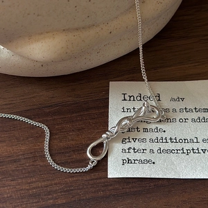 Minimalist S925 sterling silver knot pendant necklace with sleek polished finish