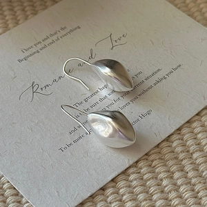 Boucles d'oreilles gouttes en argent S925 minimalistes avec finition mate sur fond rustique
