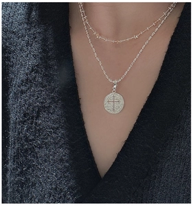 Détail du collier S925 en argent avec pendentif croix vintage et chaîne à billes d'or