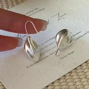 Boucles d'oreilles minimalistes en argent S925 avec finition mate et forme organique