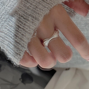 Minimalist S925 sterling silver wavy ring with vintage matte finish on female finger