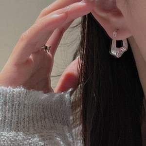 S925 sterling silver hoop earrings with irregular wave texture and vintage geometric design