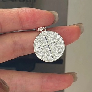 Pendentif Croix Pièce Ronde Rétro en Argent Sterling 925 pour Femmes Bijoux Religieux Électroplaqués Martelées Minimalistes