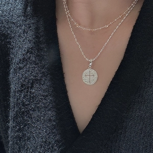 Collier multi-rangs en argent S925 avec pendentif pièce de monnaie croix et chaîne fine