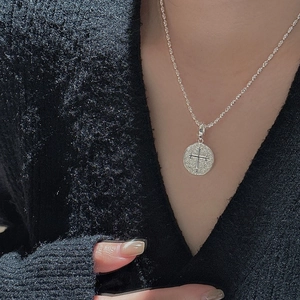 Collier avec pendentif croix en argent sterling S925 vintage et relief de pièce ronde