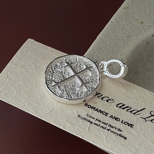 Pendentif rond en argent sterling S925 avec croix en relief et finition rétro martelée