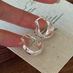 S925 sterling silver hoop earrings featuring embossed floral patterns and a polished finish