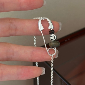 Collier épingle de nourrice en argent S925 avec perles en bois et gravure en U