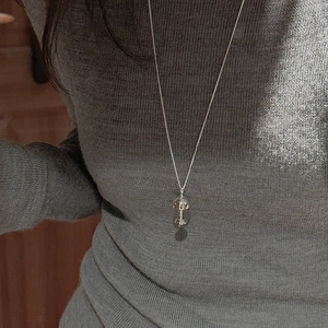 Collier minimaliste en argent sterling S925 avec un pendentif haltère 3D poli et brillant