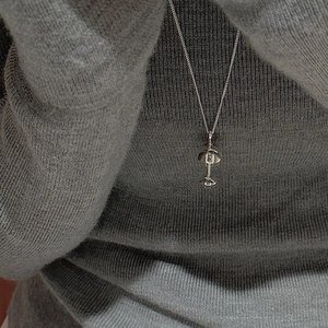 Collier minimaliste en argent S925 avec pendentif verre à vin sur un pull en maille