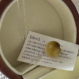 Collier en argent sterling S925 avec pendentif œil de tigre jaune dans une boîte en bois