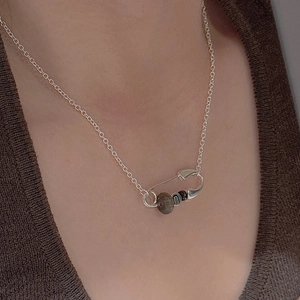 Collier épingle de sûreté en argent S925 avec perles terreuses sur un pull en tricot