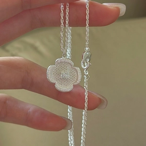 Minimalist 925 Sterling Silver Clover Pendant Necklace For Women Vintage Guilloche Texture Inlaid Rhinestone Clavicle Chain Jewelry Gift