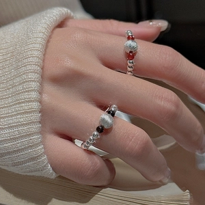 Détail de bagues élastiques en argent S925 avec perles rouges et noires