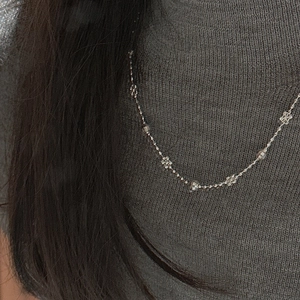 Collier en argent S925 avec perles, pendentif fleur évidée et perles sombres facettées