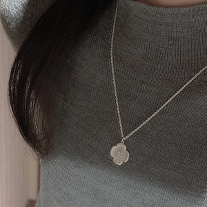 S925 sterling silver four-leaf clover pendant necklace with textured guilloche pattern