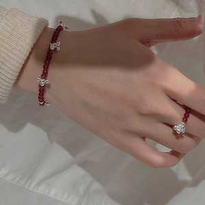 Parure bracelet et bague en argent S925 avec perles rouge foncé et breloque fleurie