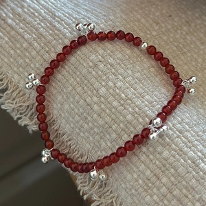 925 Sterlingsilber Koreanisch Retro Rot Perlen Armband Mit Kleinen Glockenanhängern Künstlicher Achat Perlen Elastisch Verstellbares Armband Damen