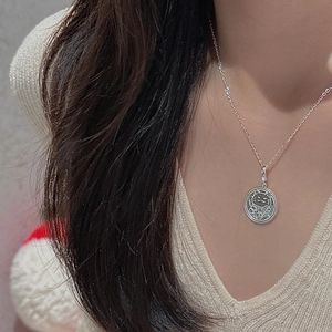 Détail du collier pendentif chat porte-bonheur en argent S925 porté au cou