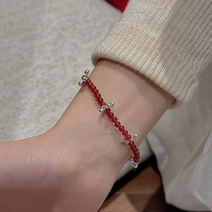 Minimalistisches S925 Silberperlenarmband mit roten Achaten und kleinen Silberanhängern