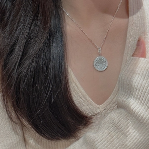 Collier chat de la fortune en argent S925 sur mannequin au style rétro minimaliste