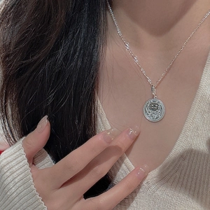 Collier avec pendentif pièce de monnaie chat porte-bonheur en argent S925 porté au cou