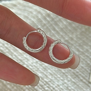 S925 sterling silver hoop earrings featuring a vintage textured diamond pattern finish
