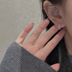 Detailed view of S925 sterling silver hoop earrings with vintage woven texture on ear