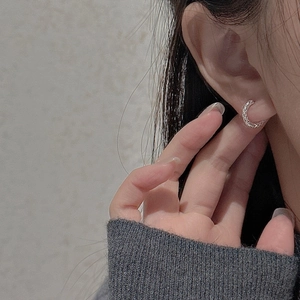 S925 sterling silver hoop earrings with vintage lattice texture on female model