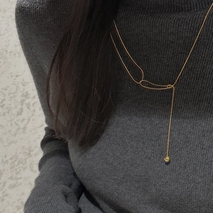 Minimalist S925 sterling silver Y-shaped gold necklace with ball pendant on model