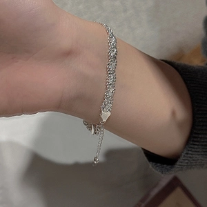 Détail du bracelet tressé en argent sterling S925 avec fermoir mousqueton et extension