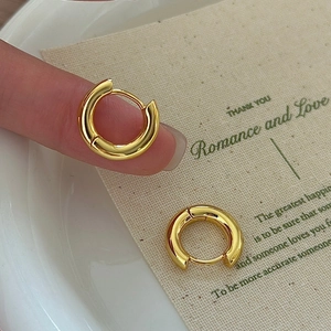 Boucles d'oreilles créoles minimalistes en argent S925 doré poli tenues à la main