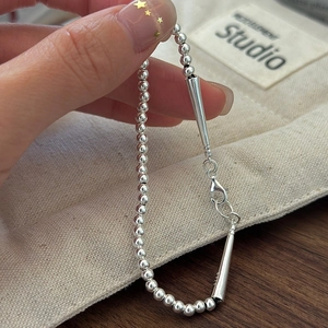 Bracciale minimalista in argento sterling S925 con perline, ciondoli conici e moschettone