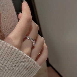 Dettaglio anello in argento S925 con perline e trama a rilievo intrecciata sulla mano