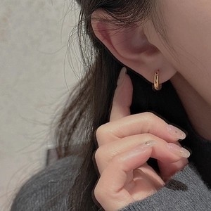 Mini créoles minimalistes en argent S925 avec finition dorée portées par mannequin