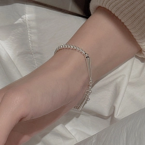Bracciale minimalista in argento sterling S925 con perle e tubo sul polso della modella