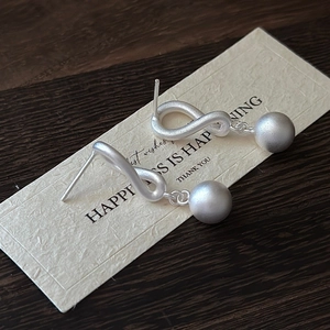 Minimalist S925 sterling silver earrings with matte silver curves and round pearl drops