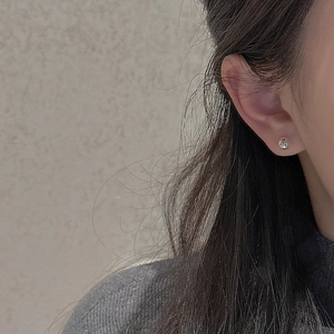 Élégantes boucles d'oreilles en argent sterling S925 portées par un mannequin de profil