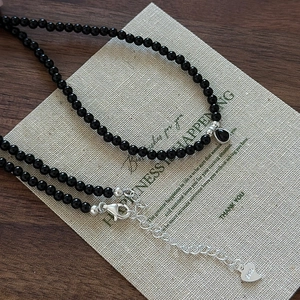 Retro S925 sterling silver beaded necklace with a black water drop pendant and heart tag