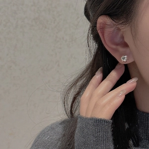 Gros plan sur un clou d'oreille minimaliste en argent S925 avec pierre facettée