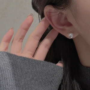 Puce d'oreille en argent S925 avec zircon rond brillant, portée par un modèle