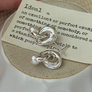 Boucles d'oreilles nœud en argent S925 et perle rétro sur plateau en céramique